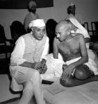 J. Nehru en M. Gandhi, in traditionele kledij. 