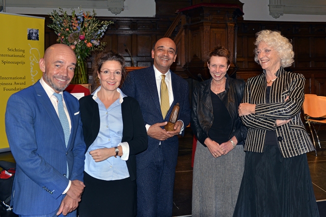 K. T. Appiah met de jury: Stephan Sanders, T. B., Beate Roessler en Nelleke Noordervliet